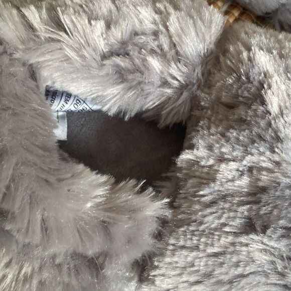 NWOT gray fluffy microwaveable heat slippers. Size 8 - Picture 3 of 3